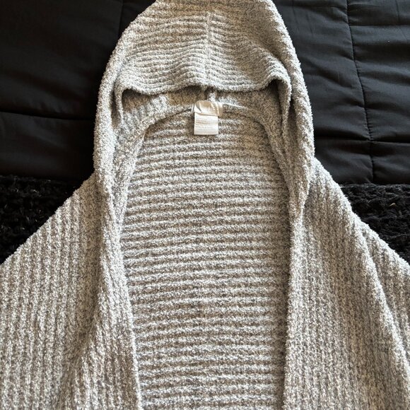 Very soft and comfortable long half sleeved sweater with hood and pockets. - Picture 1 of 10